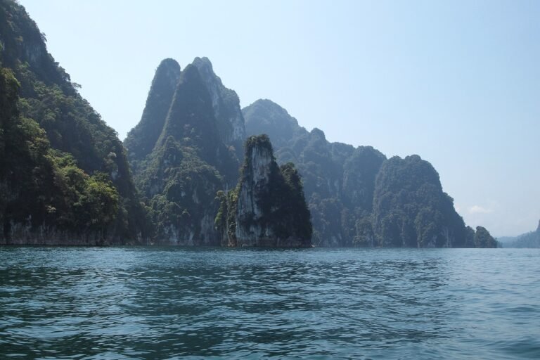 Khao Sok – 2 Days 1 Night Cheow-Lan Lake Explorer (Overnight at Raft House with Air-Con Room) minimum 2 Pax : KSL2-F